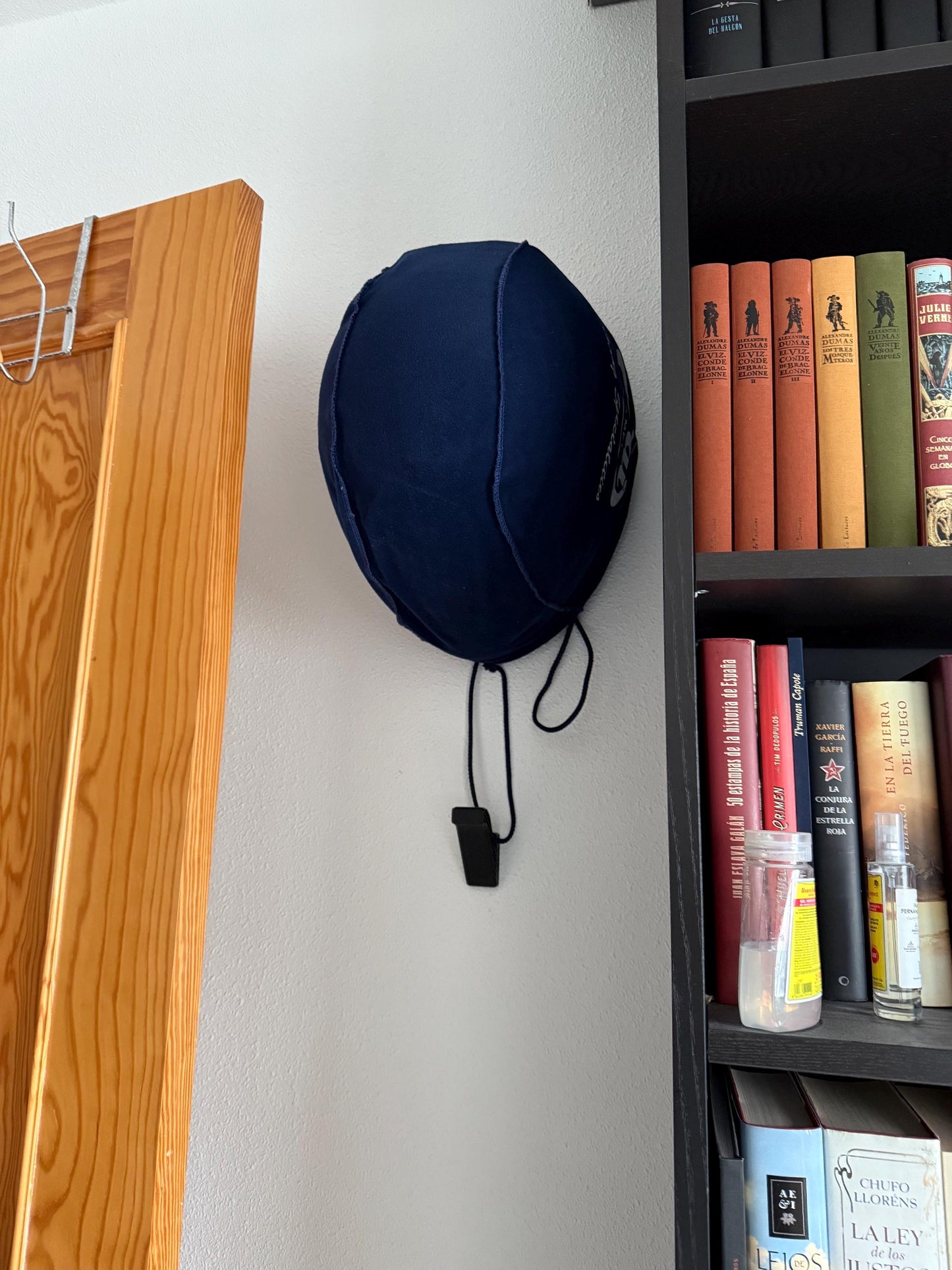 Soporte casco de moto pared